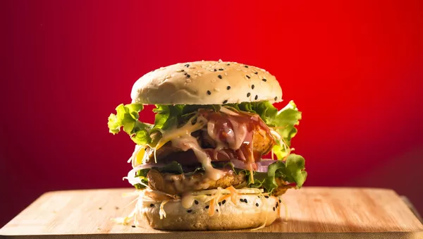 Imagen referencial de una hamburguesa - Sputnik Mundo