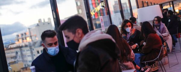 La gente en mascarillas n Madrid, España - Sputnik Mundo