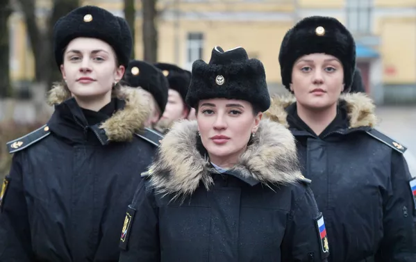 En Rusia, en tiempos de paz, el servicio militar es voluntario, pero hay más de 41.000 mujeres en las filas de las Fuerzas Armadas rusas. Las chicas tienen la oportunidad de aprender 150 especialidades militares y cada vez hay más mujeres cadetes en las academias navales y las escuelas de vuelo. En la foto: cadetes femeninas durante el entrenamiento de combate en el Instituto Naval Pedro el Grande de San Petersburgo. En Rusia, en tiempos de paz, el servicio militar es voluntario, pero hay más de 41.000 mujeres en las filas de las Fuerzas Armadas rusas. Las chicas tienen la oportunidad de aprender 150 especialidades militares y cada vez hay más mujeres cadetes en las academias navales y las escuelas de vuelo. En la foto: cadetes femeninas durante el entrenamiento de combate en el Instituto Naval Pedro el Grande de San Petersburgo. - Sputnik Mundo