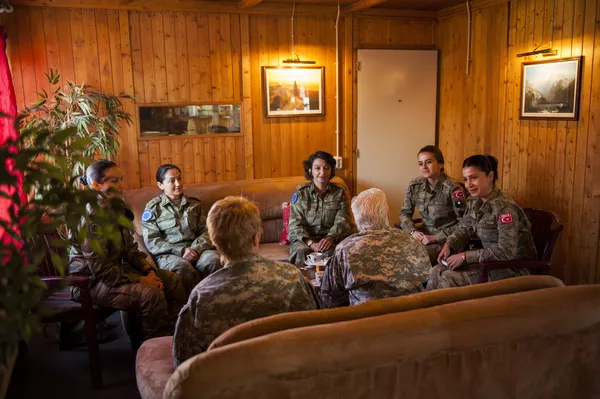 Las mujeres de 20 a 46 años que pueden llevar armas pueden servir en el Ejército turco. Aunque antes se les prohibía vestir el hiyab, está permitido desde el 2017. En la imagen: la general de brigada Giselle Wilz (EEUU), jefa del cuartel de la OTAN en Sarajevo, durante una reunión con mujeres militares turcas en Butmir (Bosnia y Herzegovina), 2016. Las mujeres de 20 a 46 años que pueden llevar armas pueden servir en el Ejército turco. Aunque antes se les prohibía vestir el hiyab, está permitido desde el 2017. En la imagen: la general de brigada Giselle Wilz (EEUU), jefa del cuartel de la OTAN en Sarajevo, durante una reunión con mujeres militares turcas en Butmir (Bosnia y Herzegovina), 2016. - Sputnik Mundo