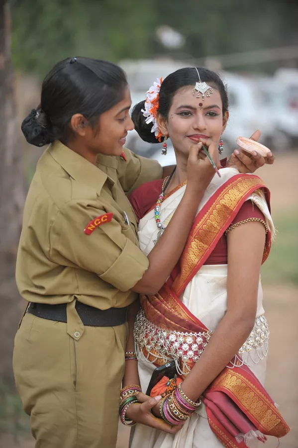 Las mujeres indias comenzaron a ser reclutadas en el Ejército ya en 1888, cuando se formó el Centro de Enfermeras Militares de la India. Desde 1992, el Ejército indio también empezó a aceptar a las mujeres para puestos no médicos, y a partir del 2019, se les concedió el derecho a servir de forma permanente en 10 ramas del Ejército, incluidas la aviación y la inteligencia. El año pasado, el Tribunal Supremo de la India permitió a las mujeres oficiales ocupar puestos de mando al concluir que sus características fisiológicas no afectan a su capacidad para dirigir a los hombres. En la foto: una cadete india maquilla a su compañera antes de un acto de celebración del 66 aniversario de la formación del Cuerpo Nacional de Cadetes en Secunderabad. Las mujeres indias comenzaron a ser reclutadas en el Ejército ya en 1888, cuando se formó el Centro de Enfermeras Militares de la India. Desde 1992, el Ejército indio también empezó a aceptar a las mujeres para puestos no médicos, y a partir del 2019, se les concedió el derecho a servir de forma permanente en 10 ramas del Ejército, incluidas la aviación y la inteligencia. El año pasado, el Tribunal Supremo de la India permitió a las mujeres oficiales ocupar puestos de mando al concluir que sus características fisiológicas no afectan a su capacidad para dirigir a los hombres. En la foto: una cadete india maquilla a su compañera antes de un acto de celebración del 66 aniversario de la formación del Cuerpo Nacional de Cadetes en Secunderabad. - Sputnik Mundo