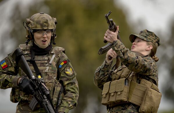 Una militar rumana y una militar de la Marina de EEUU durante un ejercicio conjunto en la costa rumana del mar Negro, 2017. - Sputnik Mundo