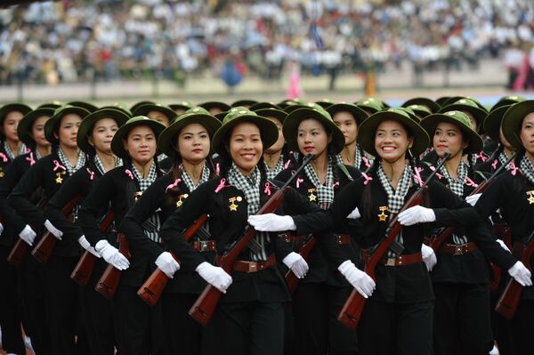 Las mujeres vietnamitas han participado activamente en todas las guerras del país en el último siglo. En tiempos de paz, muchas de ellas también optan por el servicio militar. En la imagen: mujeres con uniformes de soldados del Viet Cong (Frente Nacional de Liberación de Vietnam) durante un desfile militar que conmemora el 60 aniversario de la victoria en la Guerra de Liberación Nacional contra Francia, Dien Bien Phu, 7 de mayo de 2014.  - Sputnik Mundo