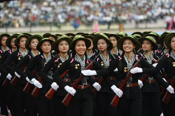 Las mujeres vietnamitas han participado activamente en todas las guerras del país en el último siglo. En tiempos de paz, muchas de ellas también optan por el servicio militar. En la imagen: mujeres con uniformes de soldados del Viet Cong (Frente Nacional de Liberación de Vietnam) durante un desfile militar que conmemora el 60 aniversario de la victoria en la Guerra de Liberación Nacional contra Francia, Dien Bien Phu, 7 de mayo de 2014. Las mujeres vietnamitas han participado activamente en todas las guerras del país en el último siglo. En tiempos de paz, muchas de ellas también optan por el servicio militar. En la imagen: mujeres con uniformes de soldados del Viet Cong (Frente Nacional de Liberación de Vietnam) durante un desfile militar que conmemora el 60 aniversario de la victoria en la Guerra de Liberación Nacional contra Francia, Dien Bien Phu, 7 de mayo de 2014. - Sputnik Mundo