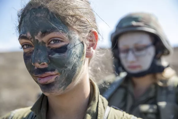 En Israel, el servicio militar es para todas las chicas. Para ellas, es solo ocho meses más corto que para los hombres y dura dos años. En Israel, el servicio militar es para todas las chicas. Para ellas, es solo ocho meses más corto que para los hombres y dura dos años. - Sputnik Mundo