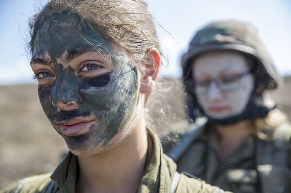 En Israel, el servicio militar es para todas las chicas. Para ellas, es solo ocho meses más corto que para los hombres y dura dos años. - Sputnik Mundo
