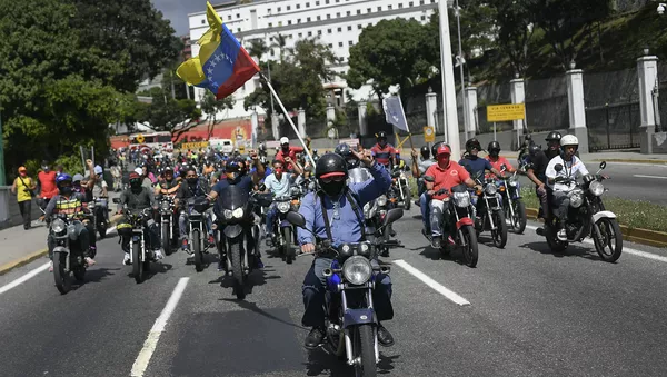 Simpatizantes del presidente Nicolás Maduro conducen en motocicleta cerca del Palacio de Miraflores. Caracas, 12 de diciembre de 2020