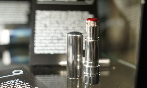 Una pistola en miniatura escondida en un lápiz labial, parte de la colección de Julius Urbaitis - Sputnik Mundo