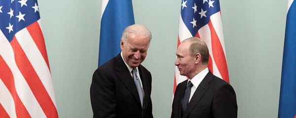 Vladímir Putin y Joe Biden (archivo, 2011) - Sputnik Mundo