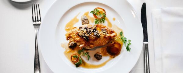 Un plato con comida - Sputnik Mundo