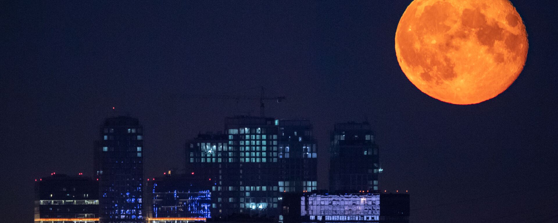 Una luna llena en Moscú, Rusia - Sputnik Mundo, 1920, 28.01.2021