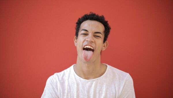 Un chico muestra su lengua, referencial - Sputnik Mundo