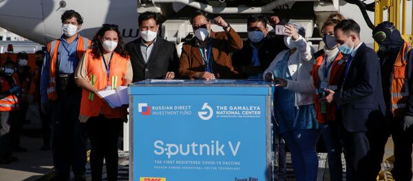 Luis Arce recibe la vacuna rusa Sputnik V - Sputnik Mundo