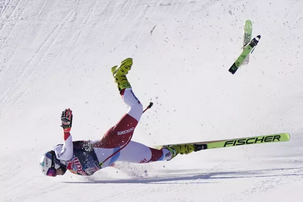 El esquiador suizo Urs Kryenbuehl resultó gravemente herido tras sufrir una aparatosa caída en la etapa de la Copa del Mundo de Esquí Alpino celebrada en Kitzbuehel, en Austria. El esquiador suizo Urs Kryenbuehl resultó gravemente herido tras sufrir una aparatosa caída en la etapa de la Copa del Mundo de Esquí Alpino celebrada en Kitzbuehel, en Austria. - Sputnik Mundo