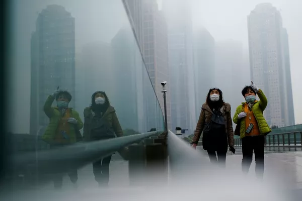 Personas con mascarillas en una calle de la ciudad china de Shanghái. Personas con mascarillas en una calle de la ciudad china de Shanghái. - Sputnik Mundo