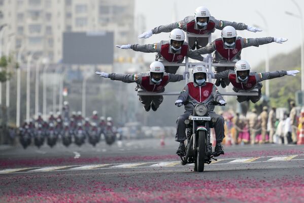 Un grupo de cadetes de la Policía realiza una acrobacia en el ensayo general del desfile del Día de la República en Chennai, la India. - Sputnik Mundo