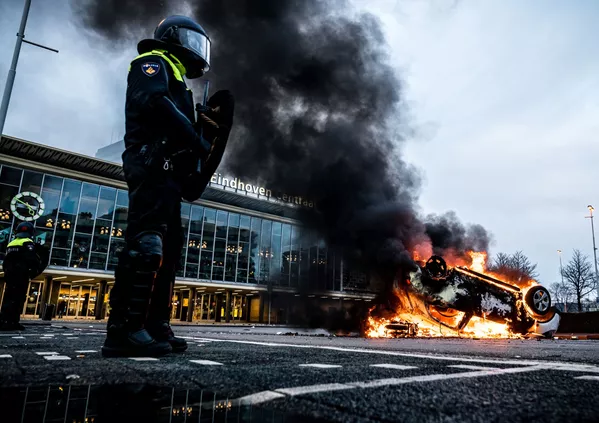 Los activistas prenden fuego a un coche durante una manifestación contra las restricciones por el COVID-19 en Eindhoven, los Países Bajos. Los activistas prenden fuego a un coche durante una manifestación contra las restricciones por el COVID-19 en Eindhoven, los Países Bajos. - Sputnik Mundo