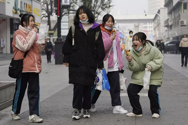 Unas jóvenes en una de las calles de Wuhan, China. Unas jóvenes en una de las calles de Wuhan, China. - Sputnik Mundo
