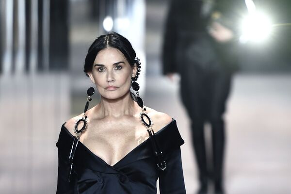 La actriz Demi Moore en el desfile de Fendi celebrado en el marco de la Semana de la Moda de París.  - Sputnik Mundo