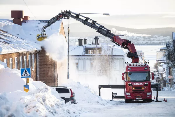 Una excavadora limpia la nieve tras una tormenta en la ciudad de Ornskoldsvik, en Suecia. Una excavadora limpia la nieve tras una tormenta en la ciudad de Ornskoldsvik, en Suecia. - Sputnik Mundo