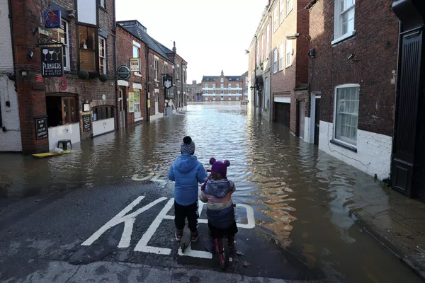 El río Ouse se desborda e inunda la ciudad de York, al noreste de Inglaterra. El río Ouse se desborda e inunda la ciudad de York, al noreste de Inglaterra. - Sputnik Mundo