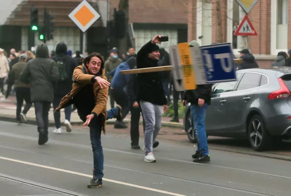 Una protesta contra las restricciones por la pandemia en Ámsterdam, los Países Bajos. Una protesta contra las restricciones por la pandemia en Ámsterdam, los Países Bajos. - Sputnik Mundo