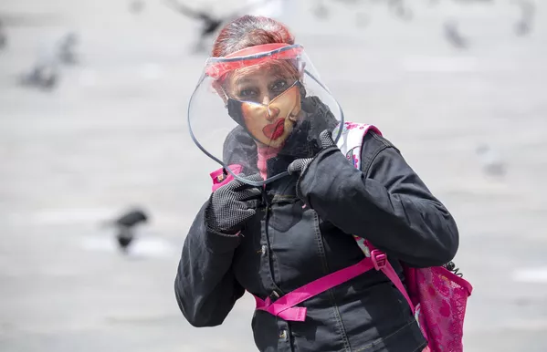 Una mujer con mascarilla en Bogotá, Colombia. Una mujer con mascarilla en Bogotá, Colombia. - Sputnik Mundo