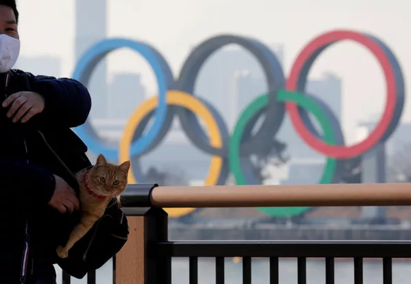 Un hombre con un gato frente a los anillos olímpicos. Los JJOO debían celebrarse del 24 de julio al 9 de agosto de 2020, pero se aplazaron a 2021 debido a la pandemia. Se espera que el importante evento deportivo tenga lugar entre el 23 de julio y el 8 de agosto. Un hombre con un gato frente a los anillos olímpicos. Los JJOO debían celebrarse del 24 de julio al 9 de agosto de 2020, pero se aplazaron a 2021 debido a la pandemia. Se espera que el importante evento deportivo tenga lugar entre el 23 de julio y el 8 de agosto. - Sputnik Mundo