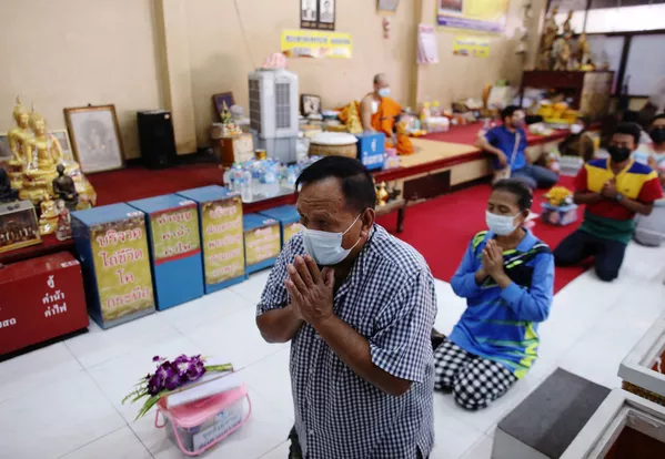 Alrededor de un centenar de personas que sueñan con cambiar su vida visitan el templo a las afueras de Bangkok cada día. Las ceremonias de este tipo también tienen lugar en otros santuarios de Tailandia. - Sputnik Mundo