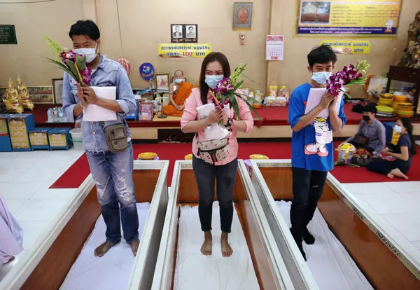 Los monjes del templo budista, ubicado a las afueras de Bangkok, ayudan a cualquier persona a cambiar su vida. Todos los que deseen 'reiniciar' la suya tienen que comprar velas y flores, acostarse en un ataúd y 'morir'. Aunque es una muerte simbólica, siempre va acompañada de un renacimiento más que real. - Sputnik Mundo