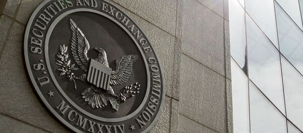 El sello de la Comisión de Bolsa y Valores de EEUU colgado sobre una pared de la sede del ente - Sputnik Mundo