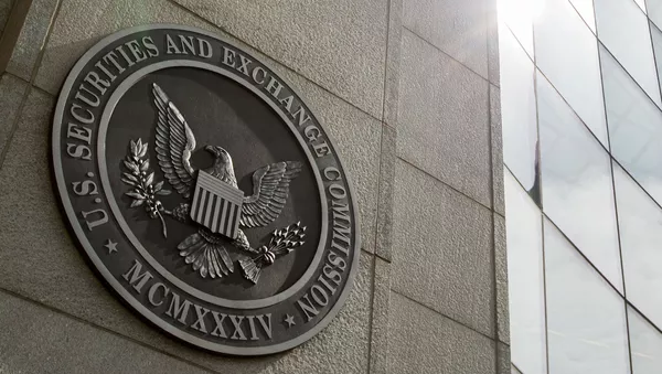El sello de la Comisión de Bolsa y Valores de EEUU colgado sobre una pared de la sede del ente