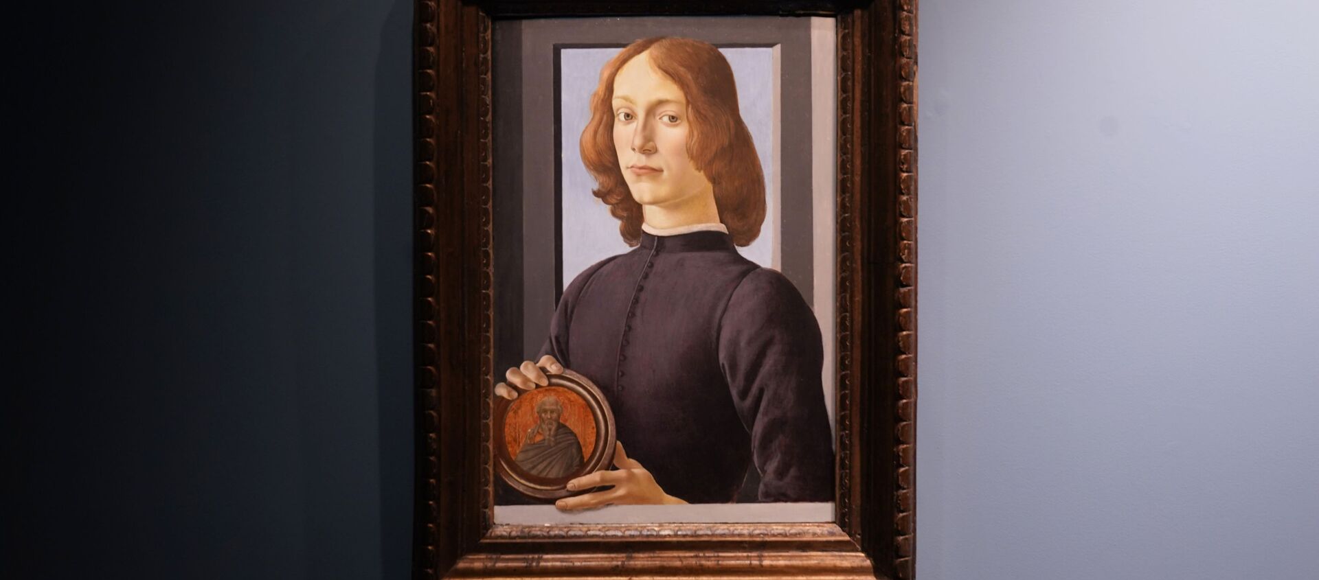 Joven con un redondel, retrato hecho por Sandro Botticelli  - Sputnik Mundo, 1920, 29.01.2021