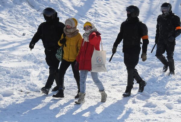 Protestas a favor del opositor ruso Alexéi Navalni en la ciudad de Vladivostok (Rusia), el 31 de enero de 2021 - Sputnik Mundo