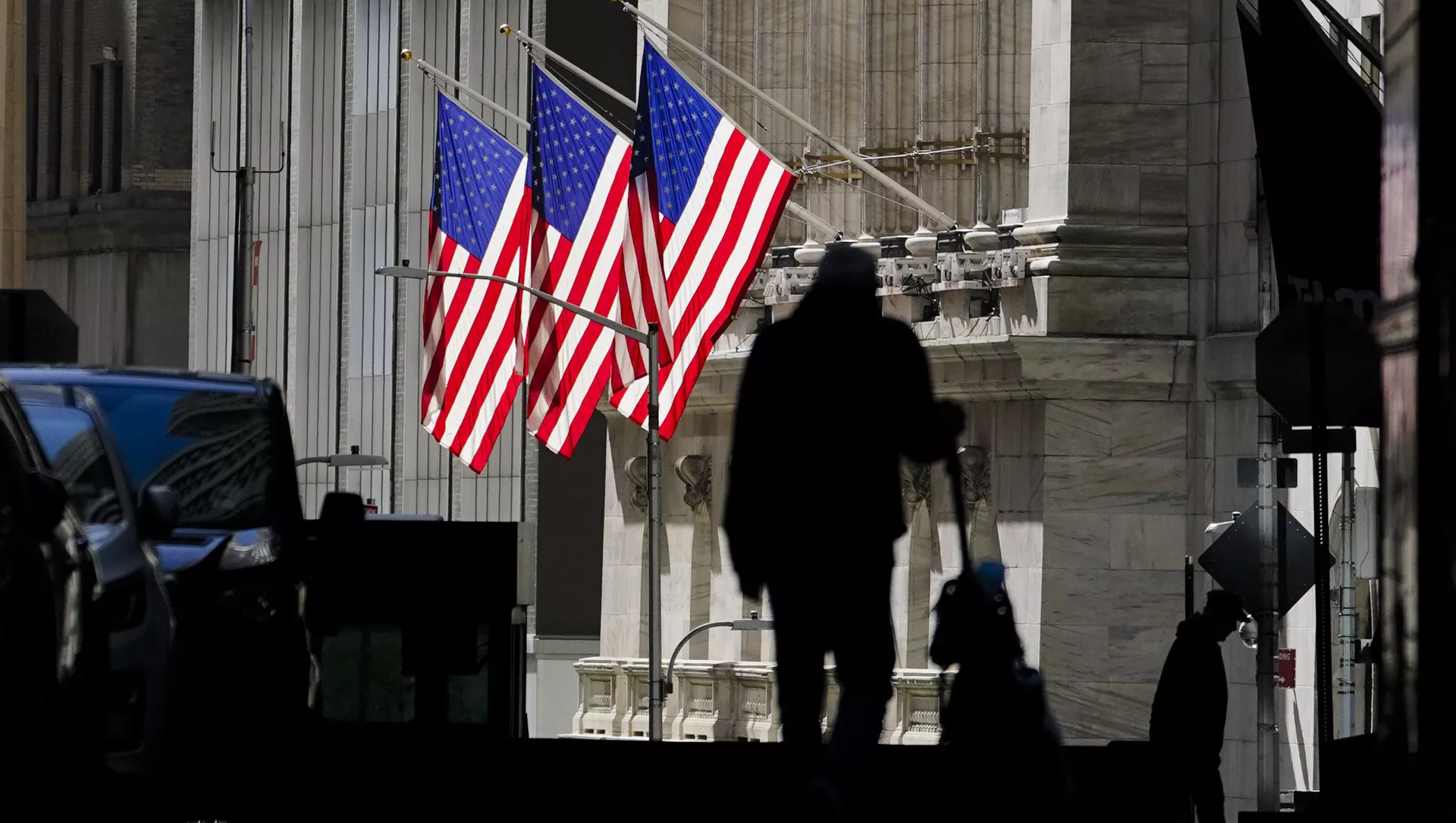 Una sombra de un hombre que camina por la calle  Wall Street en Nueva York cerca de la bolsa 
