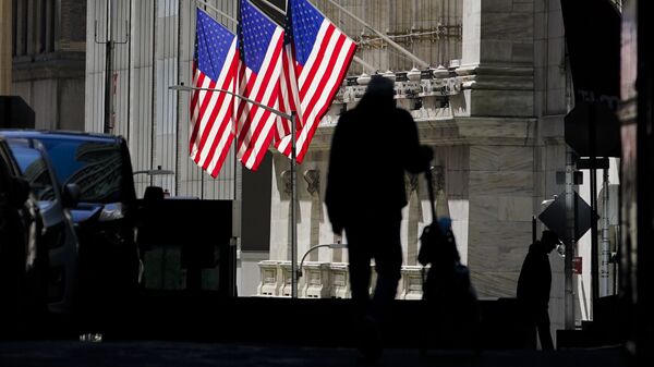 Una sombra de un hombre que camina por la calle  Wall Street en Nueva York cerca de la bolsa  - Sputnik Mundo