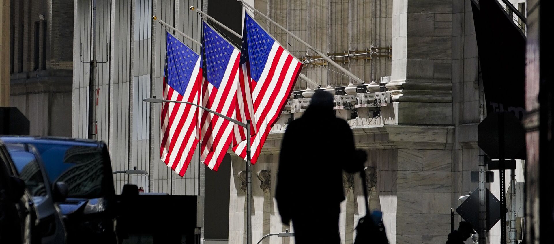 Una sombra de un hombre que camina por la calle  Wall Street en Nueva York cerca de la bolsa  - Sputnik Mundo, 1920, 31.01.2021