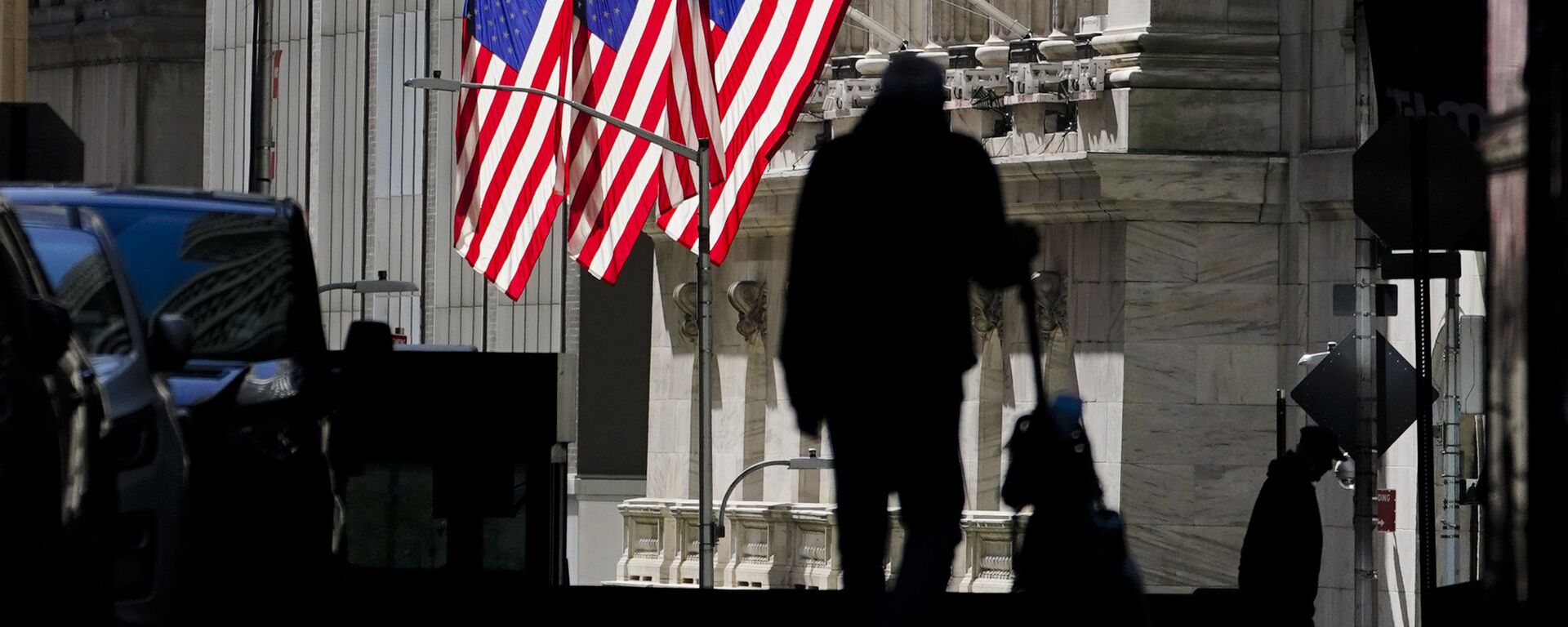 Una sombra de un hombre que camina por la calle  Wall Street en Nueva York cerca de la bolsa  - Sputnik Mundo, 1920, 31.01.2021