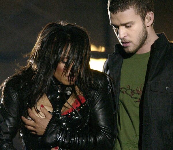 Janet Jackson y Justin Timberlake, momentos después del incidente - Sputnik Mundo