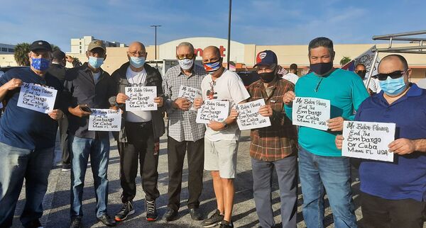 El profesor Carlos Lazo, al centro, como camiseta blanca - Sputnik Mundo