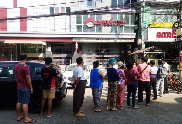 Internet y la red telefónica funcionan con caídas y la televisión está cortada. El medio Irrawaddy informa de que está disponible solo el canal de televisión que pertenece a los militares. Delante de los cajeros automáticos se han formado colas para retirar dinero en efectivo. - Sputnik Mundo