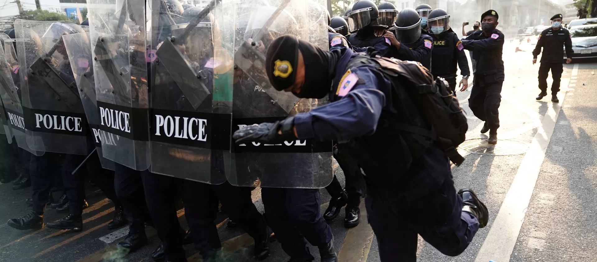 Protesta contra el gobierno tailandés frente a la embajada de Birmania en Bangkok Protesta contra el gobierno tailandés frente a la embajada de Birmania en Bangkok - Sputnik Mundo, 1920, 01.02.2021