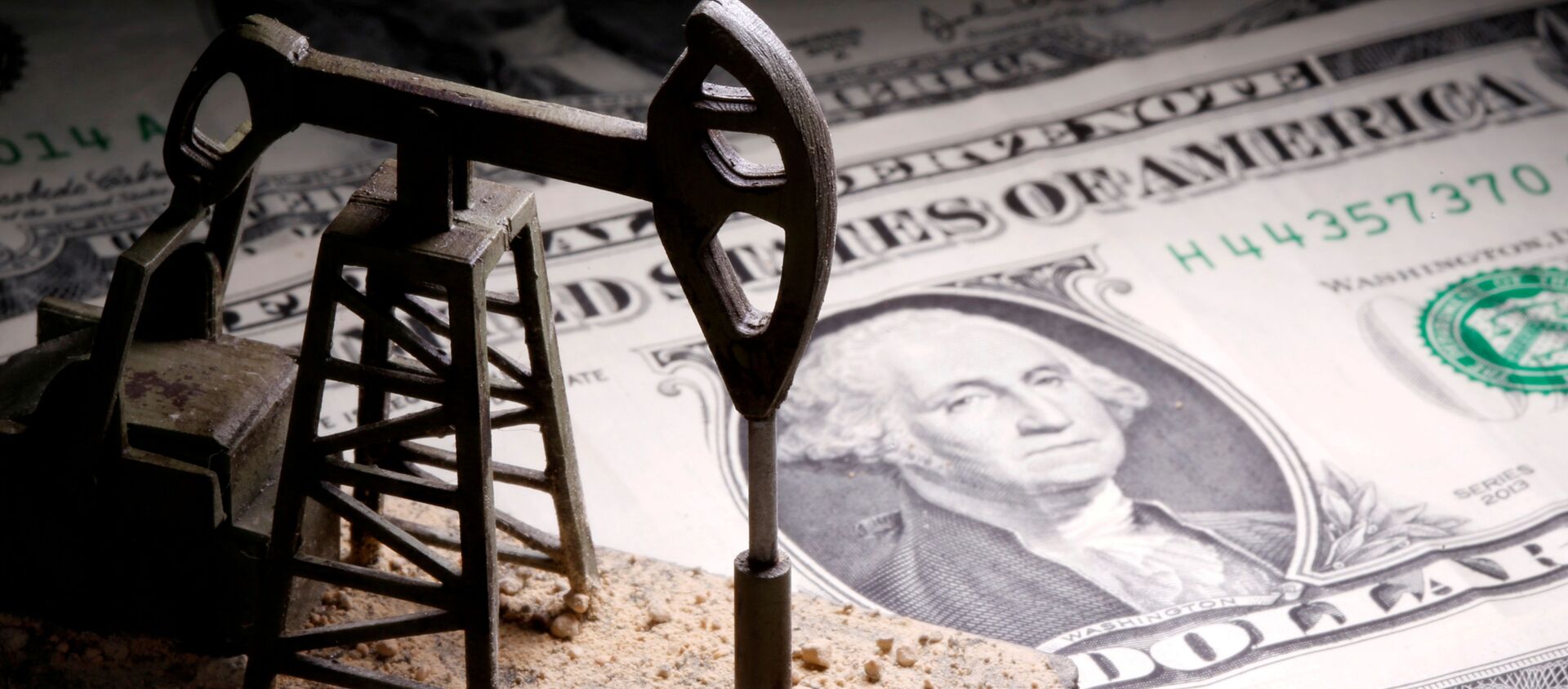 Una plataforma petrolera que fue impremida por una impresora 3D  y colocada sobre unos billetes de dólar  - Sputnik Mundo, 1920, 01.02.2021