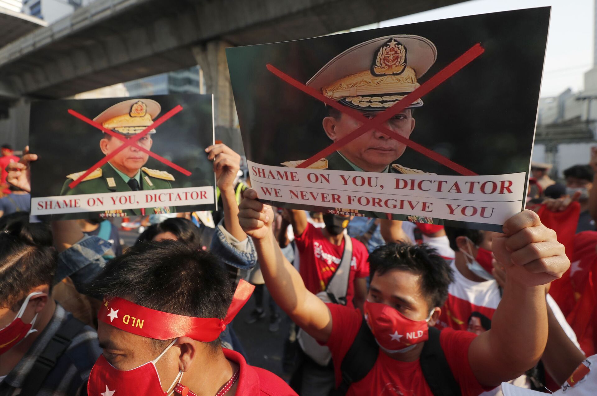 Manifestantes birmanos en Tailandia protestan contra el golpe de Estado en Birmania - Sputnik Mundo, 1920, 11.02.2021