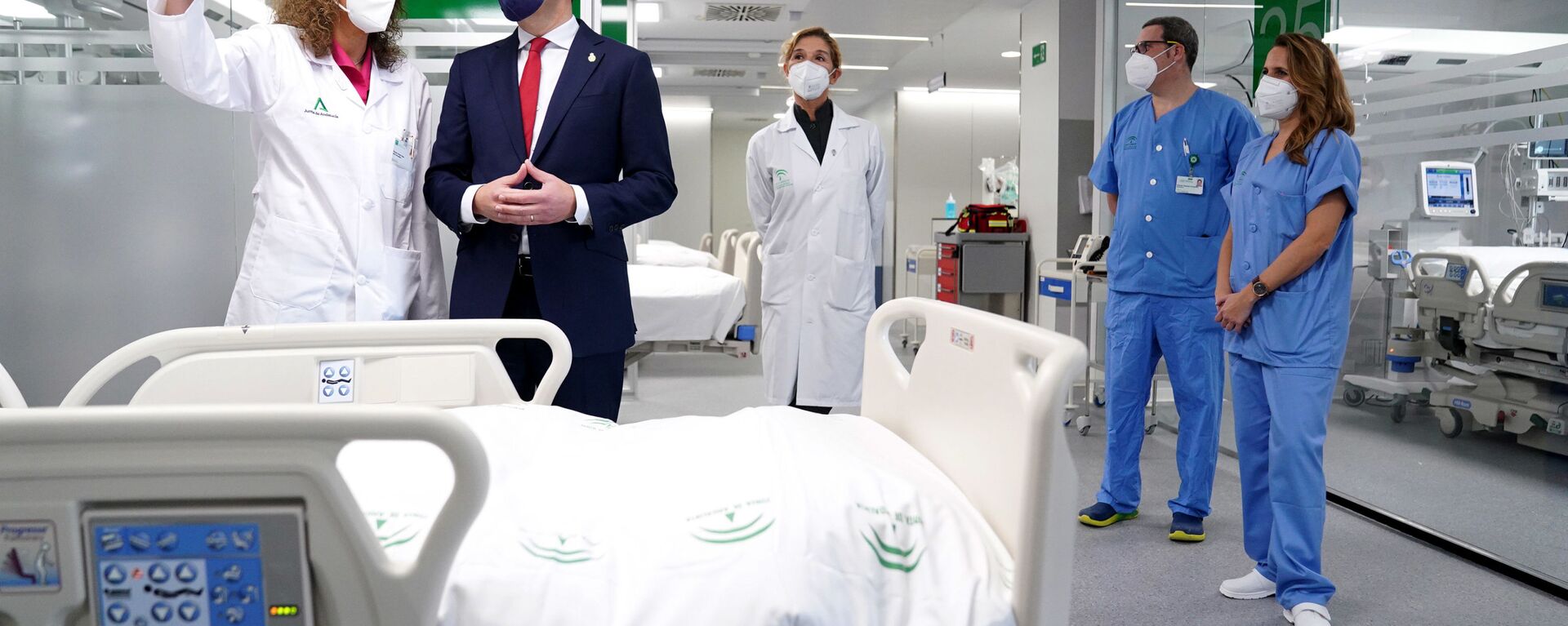 El presidente andaluz, Juanma Moreno, en el Hospital Militar de Sevilla - Sputnik Mundo, 1920, 31.03.2021