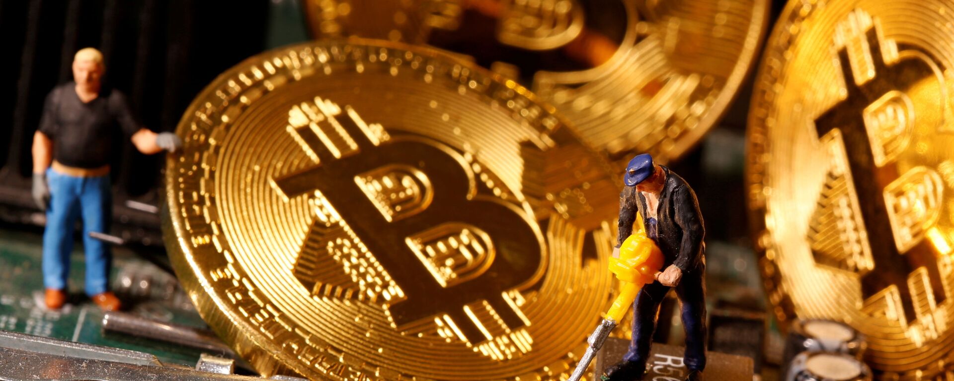 Una representación de bitcoines - Sputnik Mundo, 1920, 27.08.2021