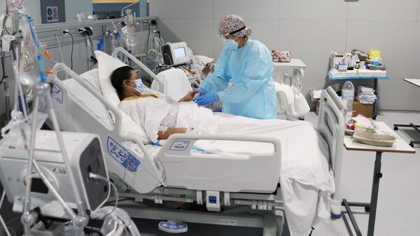 Paciente con COVID-19 en el hospital Enfermera Isabel Zendal en Madrid, España - Sputnik Mundo