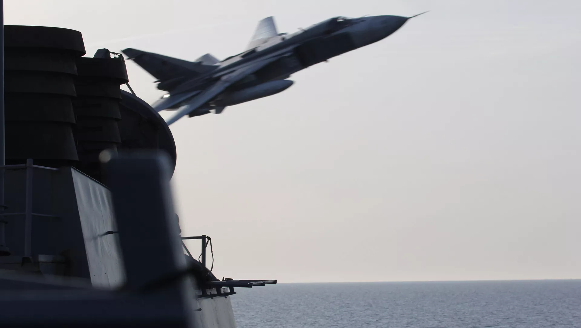 Caza Su-24 ruso sobrevolando el USS Donald Cook  - Sputnik Mundo, 1920, 02.02.2021