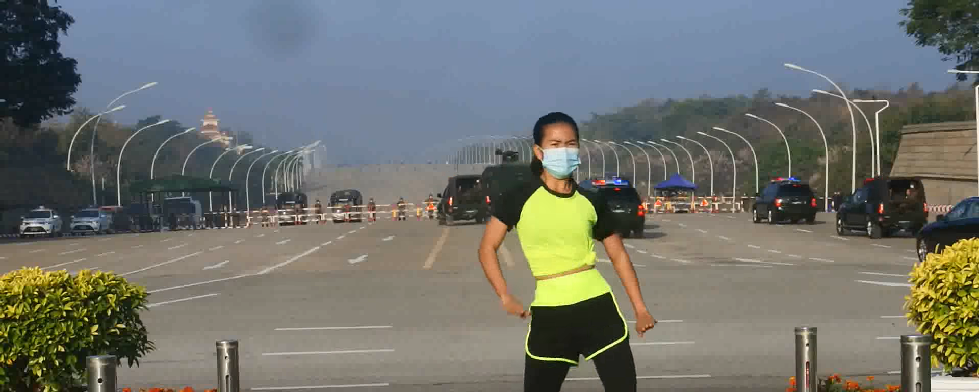 Mujer realizando bailes aeróbicos delante de la sede del Gobierno birmano - Sputnik Mundo, 1920, 02.02.2021