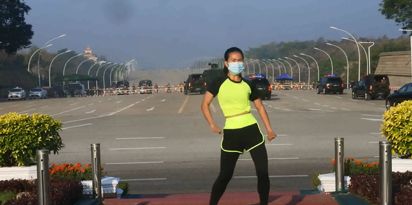 El 1 de febrero, a pocas horas antes de constituirse el nuevo Parlamento de Birmania, una junta militar dio un golpe de Estado y detuvo a numerosos líderes políticos, incluida la presidenta del país, Aung San Suu Kyi. Más que por sus repercusiones geopolíticas, las imágenes del evento se viralizaron por una instructora de educación física que grababa sus clases aeróbicas mientras los militares ocupaban las calles frente a la sede del Gobierno. - Sputnik Mundo